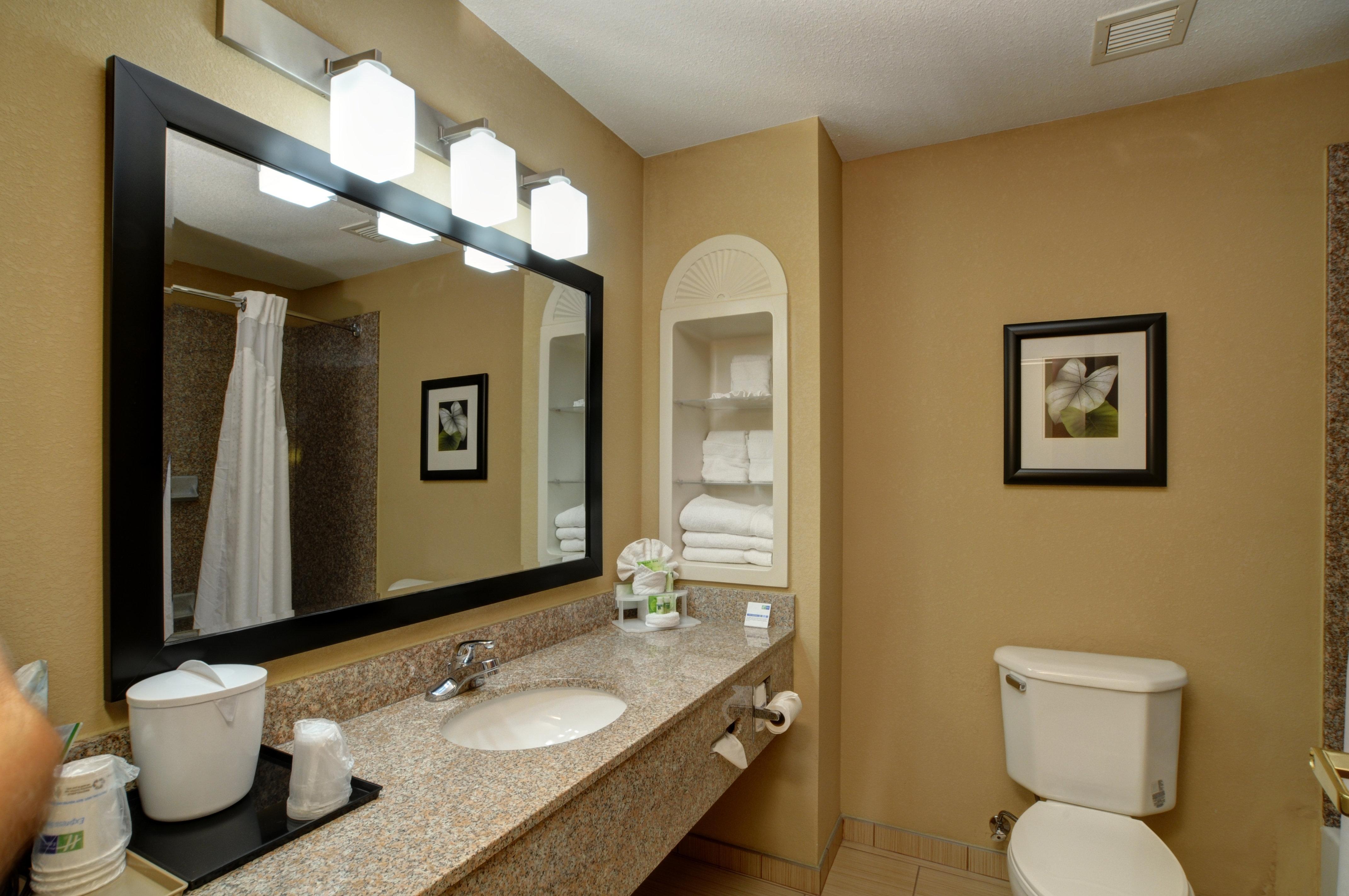 Holiday Inn Express & Suites Midwest City By Ihg Exterior photo
