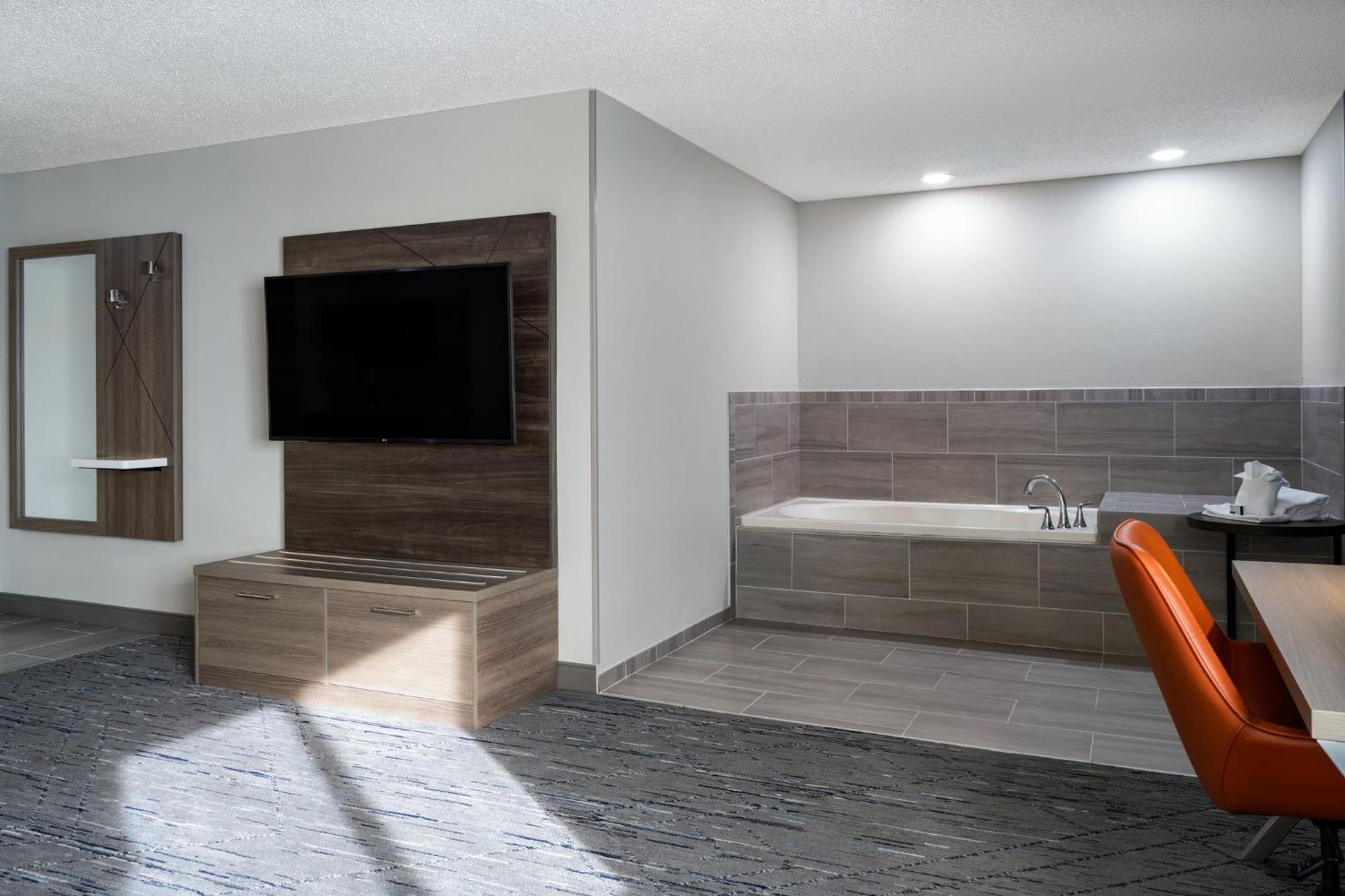 Holiday Inn Express & Suites Midwest City By Ihg Exterior photo