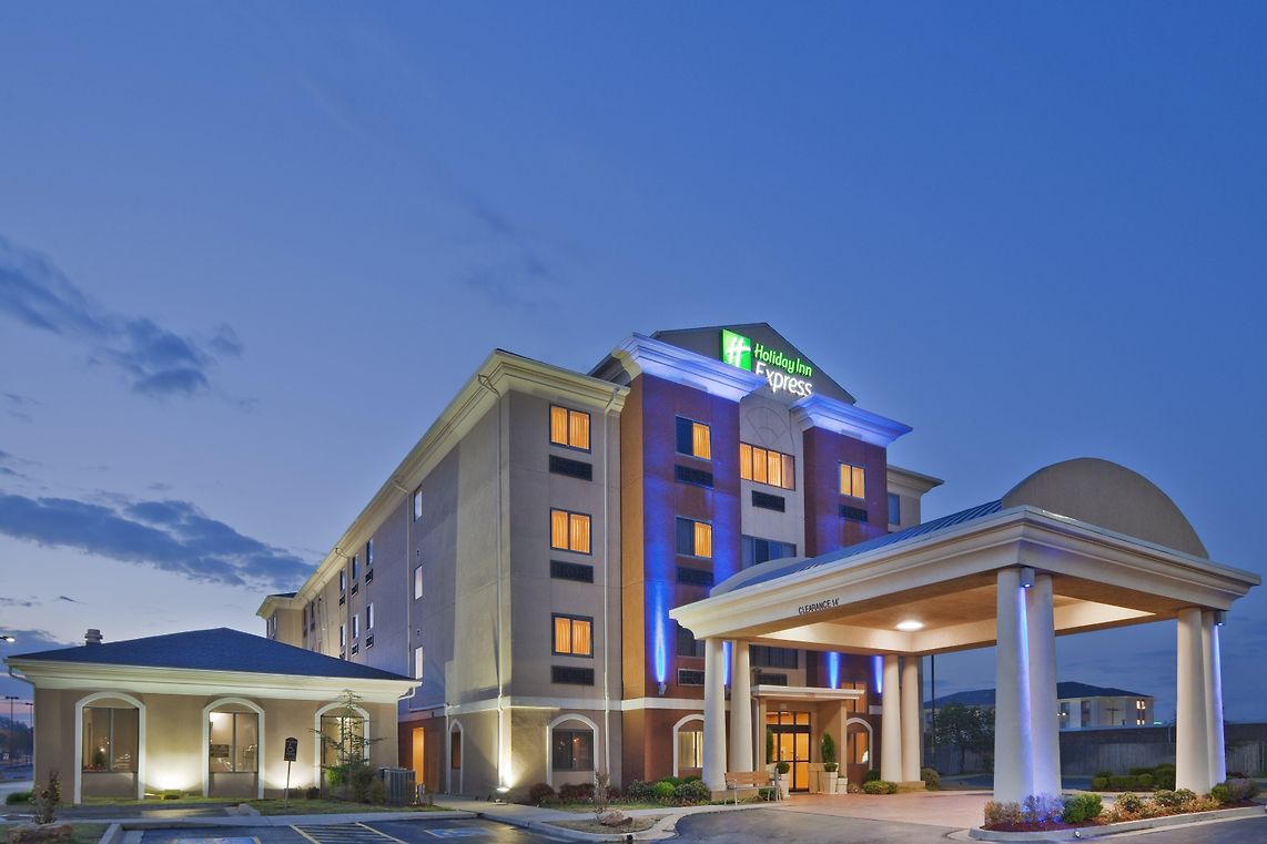 Holiday Inn Express & Suites Midwest City Exterior photo